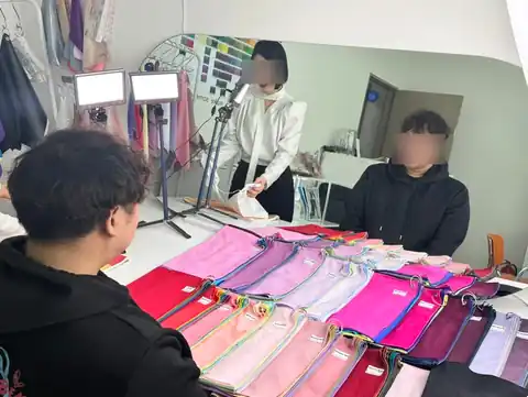 고객과 색천을 비교하는 상담 장면