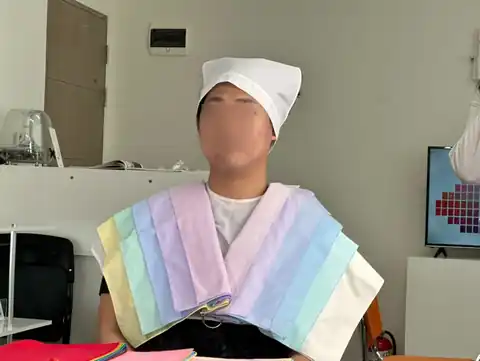 고객과 색천을 비교하는 상담 장면