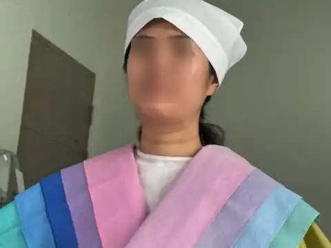 고객과 색천을 비교하는 상담 장면