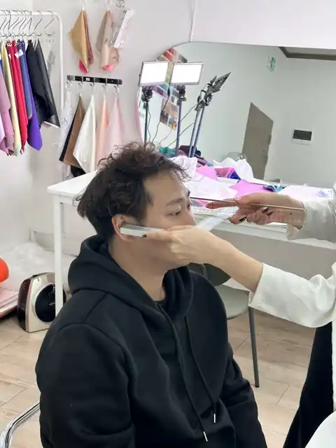 고객과 색천을 비교하는 상담 장면