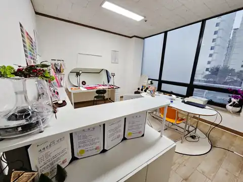 색천과 도구가 놓인 상담 공간