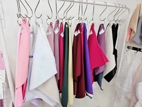색천과 도구가 놓인 상담 공간