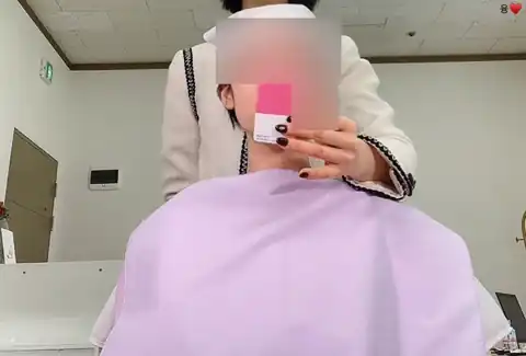 고객과 색천을 비교하는 상담 장면
