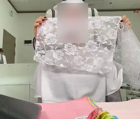 고객과 색천을 비교하는 상담 장면