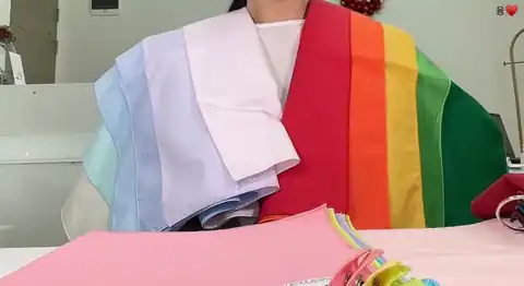 고객과 색천을 비교하는 상담 장면