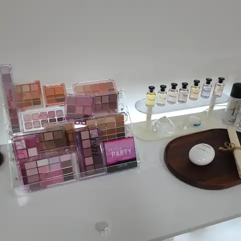 색천과 도구가 놓인 상담 공간