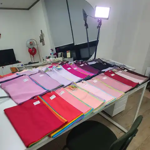 색천과 도구가 놓인 상담 공간