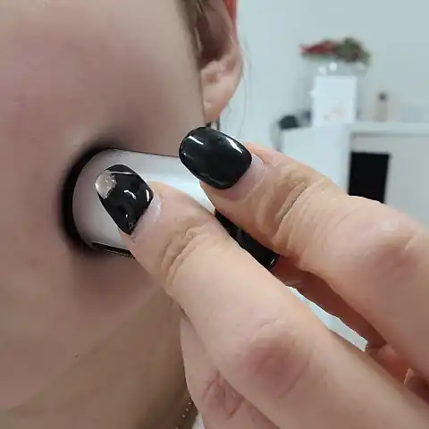 고객과 색천을 비교하는 상담 장면