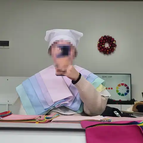 고객과 색천을 비교하는 상담 장면