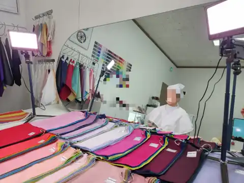 고객과 색천을 비교하는 상담 장면