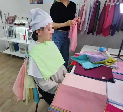 고객과 색천을 비교하는 상담 장면