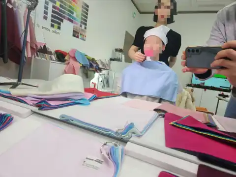 고객과 색천을 비교하는 상담 장면