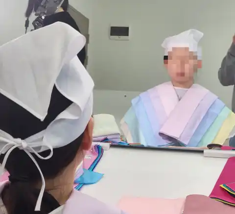 고객과 색천을 비교하는 상담 장면