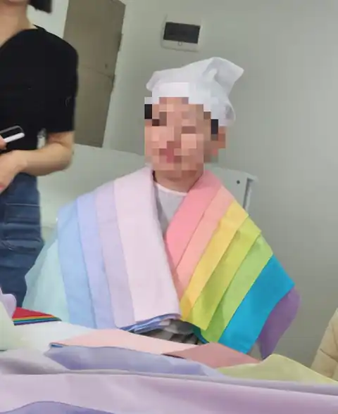 고객과 색천을 비교하는 상담 장면