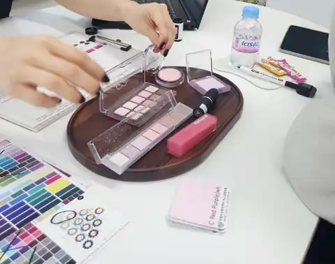상담에 쓰는 메이크업 제품과 색조