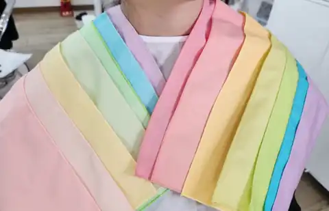 고객과 색천을 비교하는 상담 장면