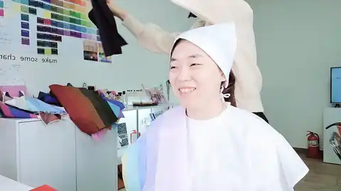 고객과 색천을 비교하는 상담 장면