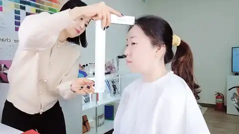 고객과 색천을 비교하는 상담 장면