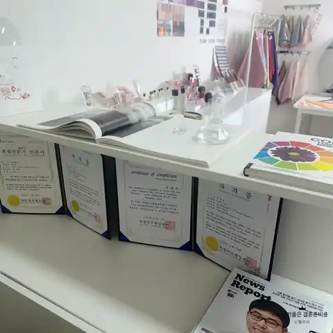 색천과 도구가 놓인 상담 공간