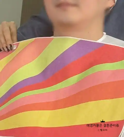 고객과 색천을 비교하는 상담 장면
