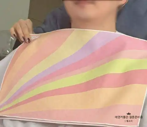 고객과 색천을 비교하는 상담 장면