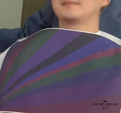 고객과 색천을 비교하는 상담 장면