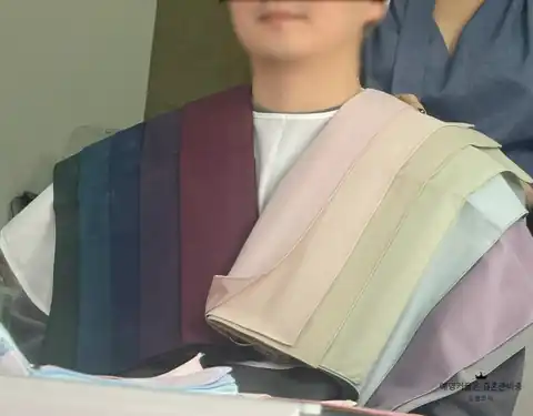 고객과 색천을 비교하는 상담 장면