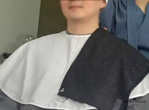 고객과 색천을 비교하는 상담 장면