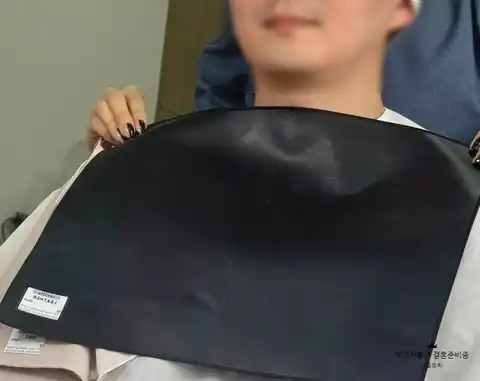 고객과 색천을 비교하는 상담 장면
