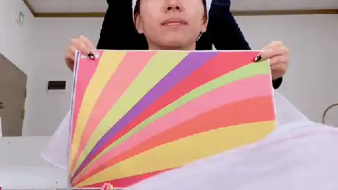고객과 색천을 비교하는 상담 장면