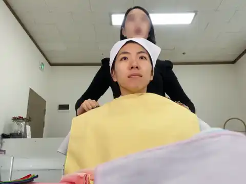 고객과 색천을 비교하는 상담 장면