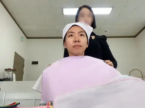 고객과 색천을 비교하는 상담 장면