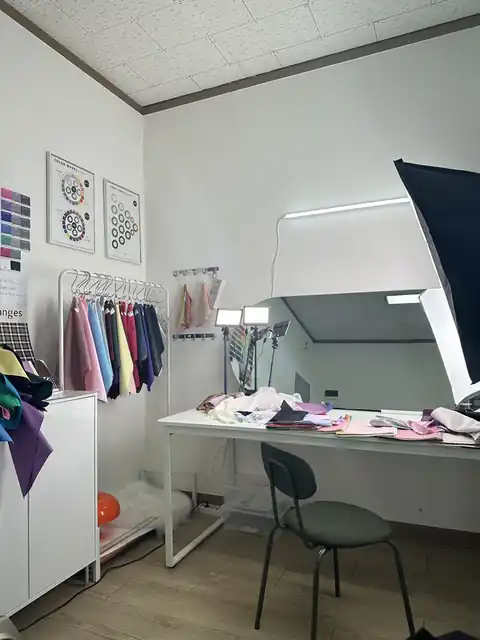 색천과 도구가 놓인 상담 공간