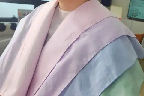고객과 색천을 비교하는 상담 장면
