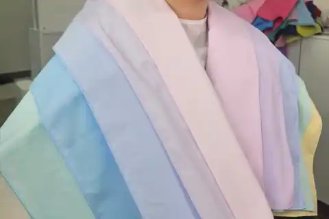 고객과 색천을 비교하는 상담 장면