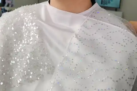 고객과 색천을 비교하는 상담 장면