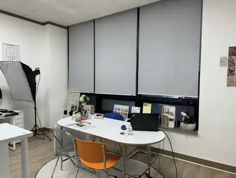 색천과 도구가 놓인 상담 공간