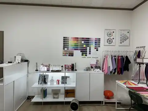 색천과 도구가 놓인 상담 공간