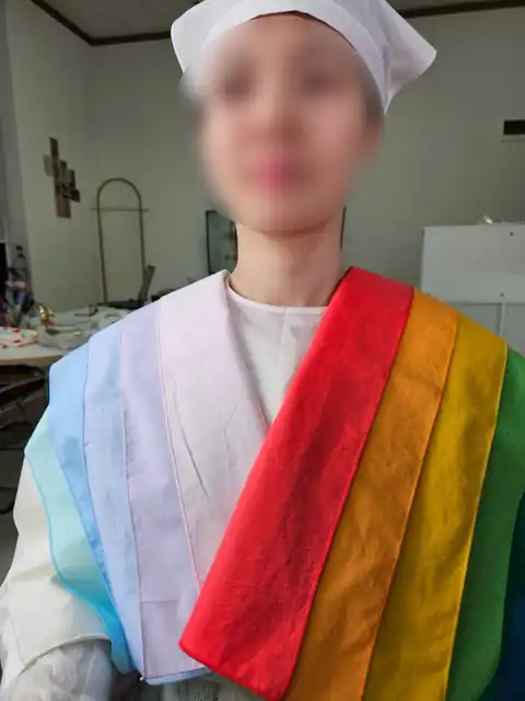 고객과 색천을 비교하는 상담 장면