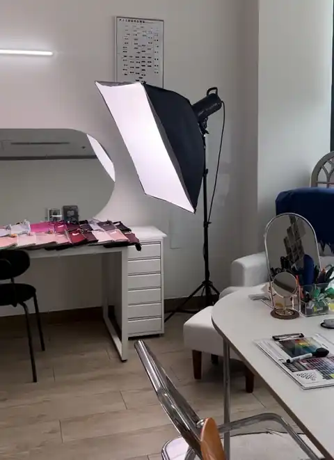 색천과 도구가 놓인 상담 공간