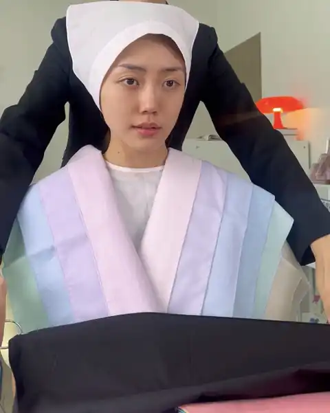 고객과 색천을 비교하는 상담 장면
