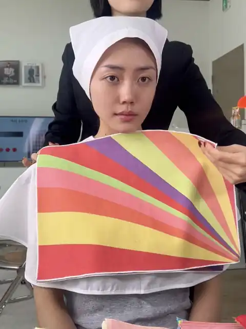 고객과 색천을 비교하는 상담 장면