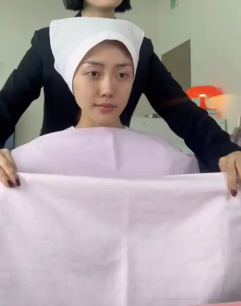 고객과 색천을 비교하는 상담 장면